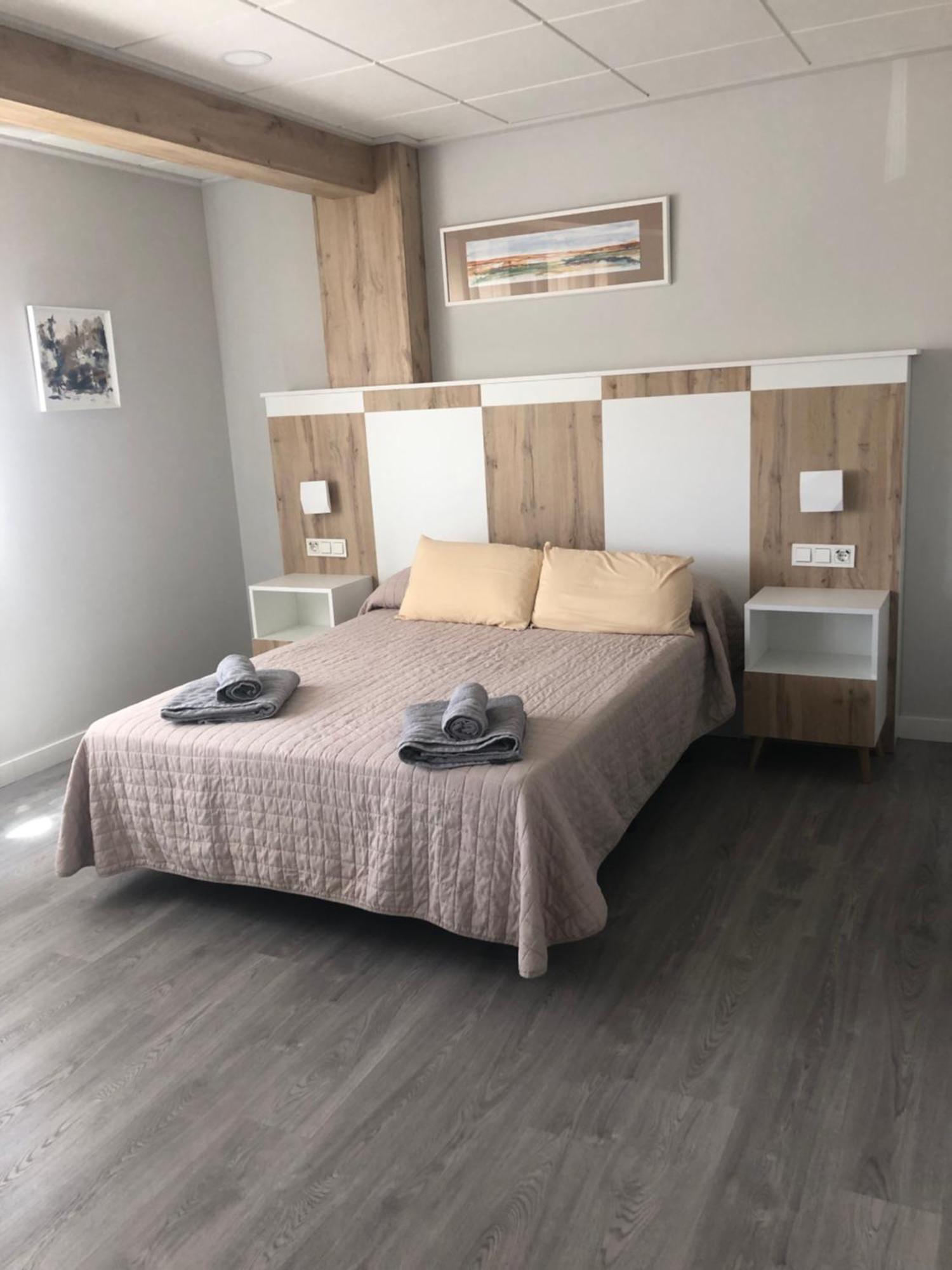 Hostal La Morenica Villena Bagian luar foto
