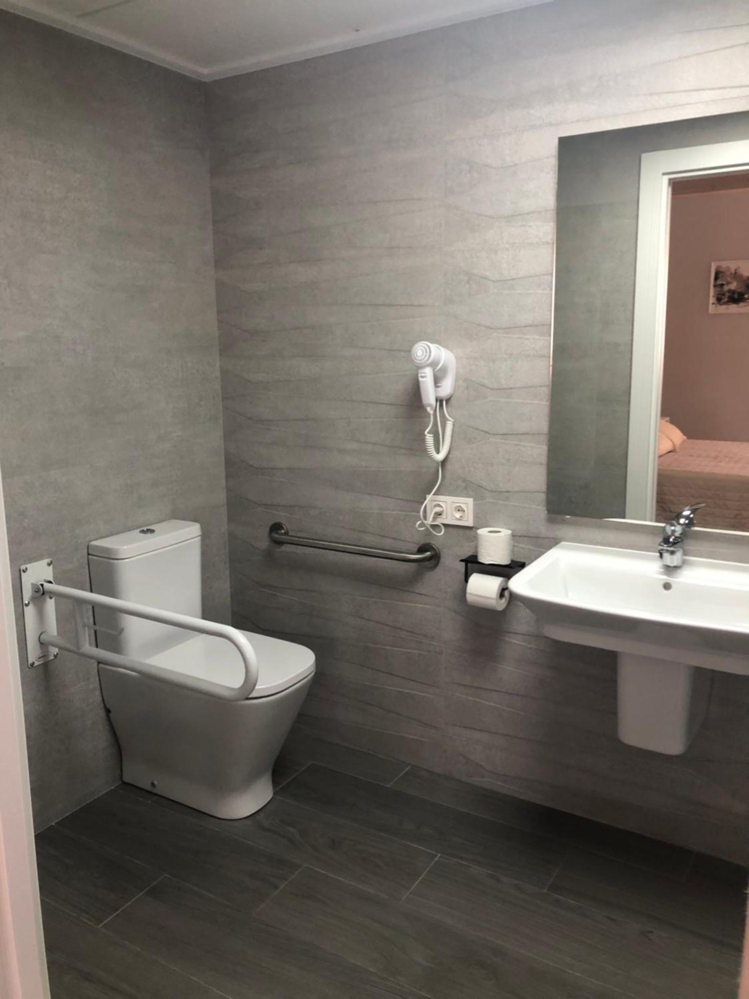 Hostal La Morenica Villena Bagian luar foto
