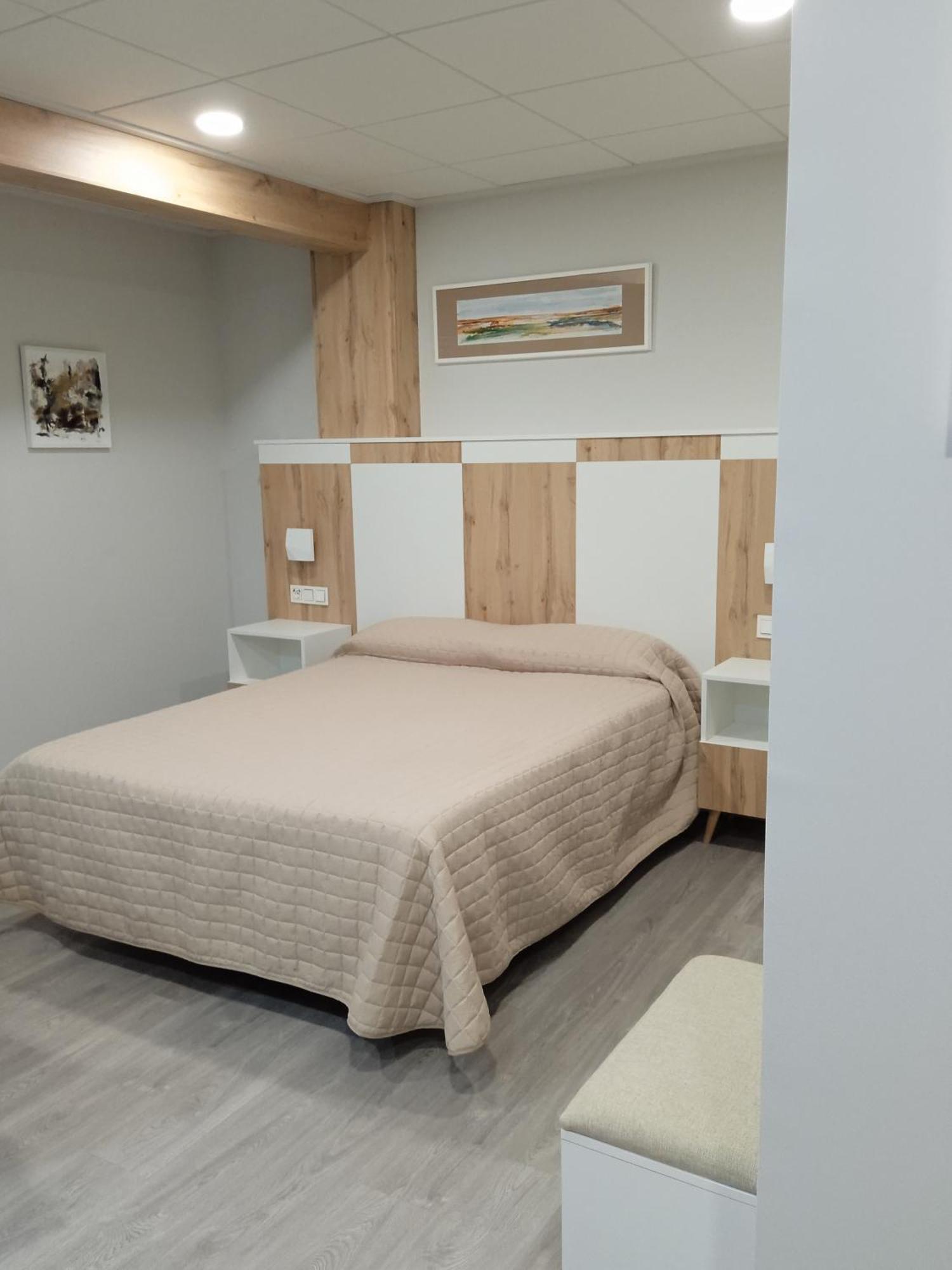 Hostal La Morenica Villena Bagian luar foto